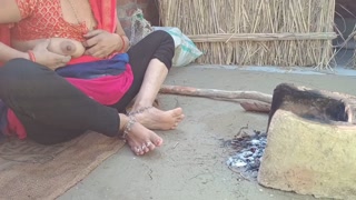 Kichen me roti bana rahi thi Dever ne roti maangi chut de diya