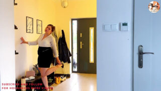 Una mora BBW con piccole tette si fa scopare il culo duramente e riempire con una torta appiccicosa