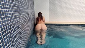 Sophie's Sultry Swim Session: Moaning MILF Masturbates in Seductive Slo-Mo