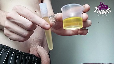 Médico pervertido me faz urinar e leitar em um copo