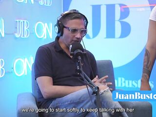 ¡La latin sweetheart aceitada con HERMOSAS TETAS Kataleya Ross se sube a la máquina vibradora hasta correrse!