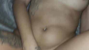 A morena tatuada foge do anal e leva gozada dentro