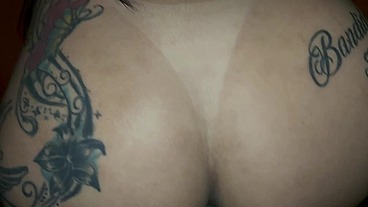 A morena tatuada foge do anal e leva gozada dentro