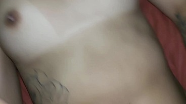 A morena tatuada foge do anal e leva gozada dentro