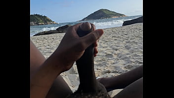 Batendo uma punhetinha na praia de nudismo