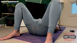 YOGA NO PANTIES - While doing yoga I am, I masturbate getting wet and ripping my leggings