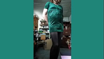 Travesti con vestido verde