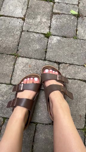 Amateur babe shows off her dirty feet in sandals