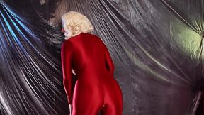Curvy MILF steps into spandex and seduces you
