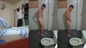 Joven moreno estudiante colombiano saca su leche en el baño completo