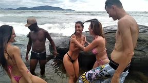 espiando as danadinha na praia e fomos vistos, e acabamos se envolvendo no meio da putaria * amor e sexo *