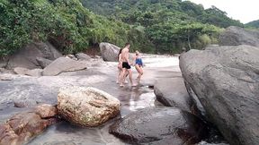 espiando as danadinha na praia e fomos vistos, e acabamos se envolvendo no meio da putaria * amor e sexo *