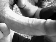 Coppia gay fa sesso all'aperto durante un trekking
