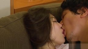 Chuyen anh tho sua xe va co nhan vien mau dam