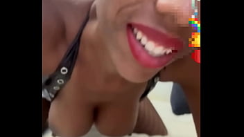 Flaquita tetona abriendo su culo