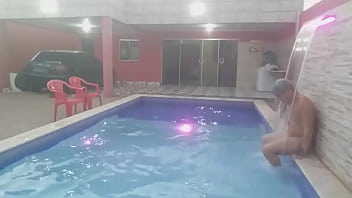 COLOQUEI UMA C&Acirc_MERA ESCONDIDA PARA FILMAR O MEU NAMORADO TOMANDO BANHO PELADO NA PISCINA