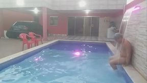 COLOQUEI UMA C&Acirc_MERA ESCONDIDA PARA FILMAR O MEU NAMORADO TOMANDO BANHO PELADO NA PISCINA