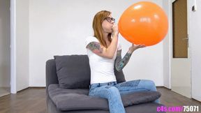 Foxy Sanie licks and inflates a huge balloon (HD quality)