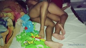 esposa coloca una camara escondida por que sabe que su esposo le es infiel con su hermanastra en las noches / descubre que se la folla hasta en la misma cama / parte 2 / leandrozimmer / chloebe