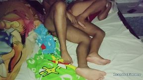 esposa coloca una camara escondida por que sabe que su esposo le es infiel con su hermanastra en las noches / descubre que se la folla hasta en la misma cama / parte 2 / leandrozimmer / chloebe