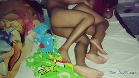 esposa coloca una camara escondida por que sabe que su esposo le es infiel con su hermanastra en las noches / descubre que se la folla hasta en la misma cama / parte 2 / leandrozimmer / chloebe