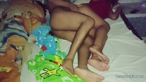esposa coloca una camara escondida por que sabe que su esposo le es infiel con su hermanastra en las noches / descubre que se la folla hasta en la misma cama / parte 2 / leandrozimmer / chloebe