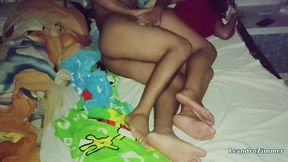 esposa coloca una camara escondida por que sabe que su esposo le es infiel con su hermanastra en las noches / descubre que se la folla hasta en la misma cama / parte 2 / leandrozimmer / chloebe
