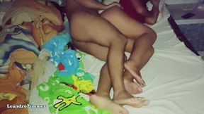 esposa coloca una camara escondida por que sabe que su esposo le es infiel con su hermanastra en las noches / descubre que se la folla hasta en la misma cama / parte 2 / leandrozimmer / chloebe