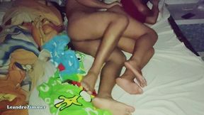 esposa coloca una camara escondida por que sabe que su esposo le es infiel con su hermanastra en las noches / descubre que se la folla hasta en la misma cama / parte 2 / leandrozimmer / chloebe