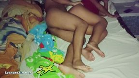 esposa coloca una camara escondida por que sabe que su esposo le es infiel con su hermanastra en las noches / descubre que se la folla hasta en la misma cama / parte 2 / leandrozimmer / chloebe