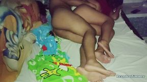 esposa coloca una camara escondida por que sabe que su esposo le es infiel con su hermanastra en las noches / descubre que se la folla hasta en la misma cama / parte 2 / leandrozimmer / chloebe