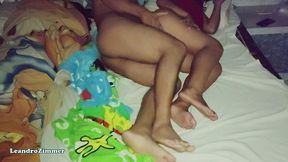esposa coloca una camara escondida por que sabe que su esposo le es infiel con su hermanastra en las noches / descubre que se la folla hasta en la misma cama / parte 2 / leandrozimmer / chloebe
