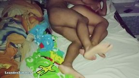 esposa coloca una camara escondida por que sabe que su esposo le es infiel con su hermanastra en las noches / descubre que se la folla hasta en la misma cama / parte 2 / leandrozimmer / chloebe
