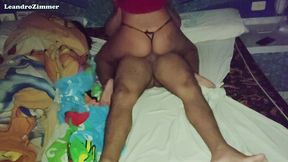 esposa coloca una camara escondida por que sabe que su esposo le es infiel con su hermanastra en las noches / descubre que se la folla hasta en la misma cama / parte 2 / leandrozimmer / chloebe