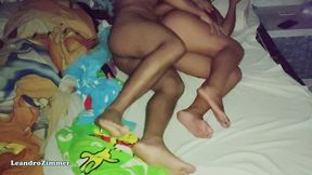 esposa coloca una camara escondida por que sabe que su esposo le es infiel con su hermanastra en las noches / descubre que se la folla hasta en la misma cama / parte 2 / leandrozimmer / chloebe