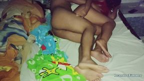 esposa coloca una camara escondida por que sabe que su esposo le es infiel con su hermanastra en las noches / descubre que se la folla hasta en la misma cama / parte 2 / leandrozimmer / chloebe