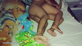 esposa coloca una camara escondida por que sabe que su esposo le es infiel con su hermanastra en las noches / descubre que se la folla hasta en la misma cama / parte 2 / leandrozimmer / chloebe