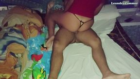 esposa coloca una camara escondida por que sabe que su esposo le es infiel con su hermanastra en las noches / descubre que se la folla hasta en la misma cama / parte 2 / leandrozimmer / chloebe