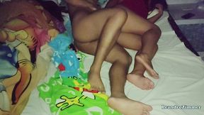 esposa coloca una camara escondida por que sabe que su esposo le es infiel con su hermanastra en las noches / descubre que se la folla hasta en la misma cama / parte 2 / leandrozimmer / chloebe