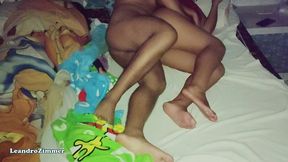esposa coloca una camara escondida por que sabe que su esposo le es infiel con su hermanastra en las noches / descubre que se la folla hasta en la misma cama / parte 2 / leandrozimmer / chloebe