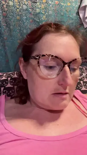 Hot mature MILF plays with herself before wanking