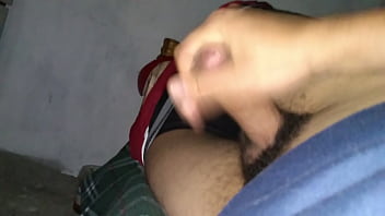 Gozei gostoso penssando no dia que espiei minha tia Evanira tomando banho