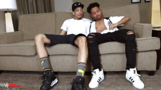 Молодой татуированный Вик Валентино с большим членом трахает тугую попку и получает горячий минет