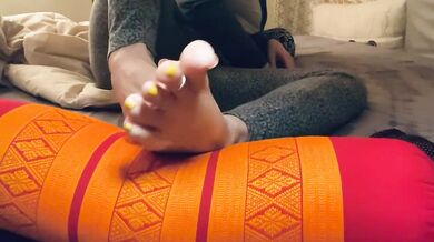 Hot milf foot show, wrinkled soles, long toes - foot fetish