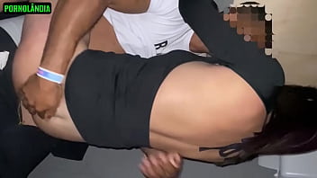 Fodendo dentro da balada
