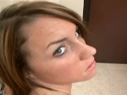 La bionda Nikki Anne si gode il cazzo e la sborra in bocca