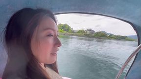 ミニスカートを履いて山梨県河口湖でボート体験