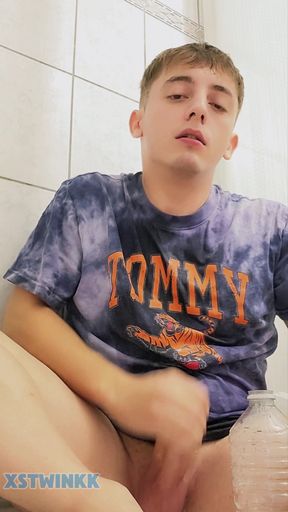 18-year-old boy humiliates himself by drinking his own piss 🤤   Clip 3