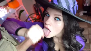 Een cosplayer van een heks zuigt een penis en krijgt sperma over haar hele gezicht tijdens een Halloweenfeest.
