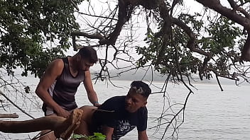 NA ILHA TREPANDO COM PESCADOR DA REGIAO PRAIANA.